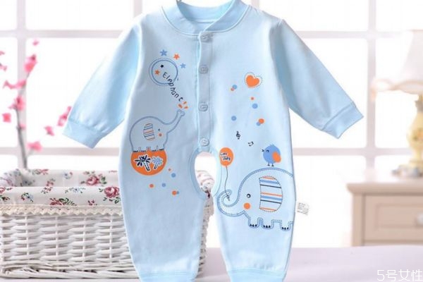 寶寶連體衣里面穿什么 連體衣怎么換尿布 寶寶連體衣里面穿什么 連體衣怎么換尿布