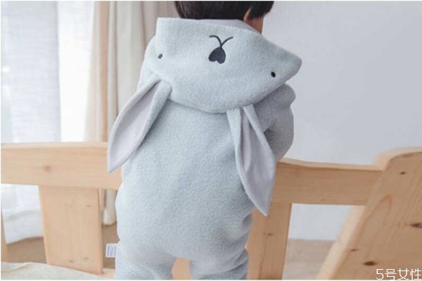 寶寶連體衣怎么穿 寶寶穿連體衣的好處 寶寶連體衣怎么穿 寶寶穿連體衣的好處