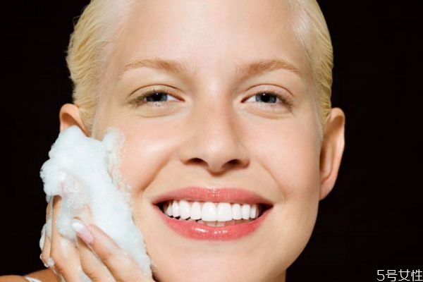 油性皮膚應(yīng)該怎么護理呢 油性皮膚護理方法有什么呢