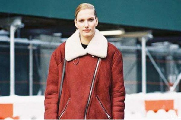 羊羔毛和羽絨服哪個(gè)暖和 羊羔毛保暖還是羽絨服 羊羔毛和羽絨服哪個(gè)暖和 羊羔毛保暖還是羽絨服