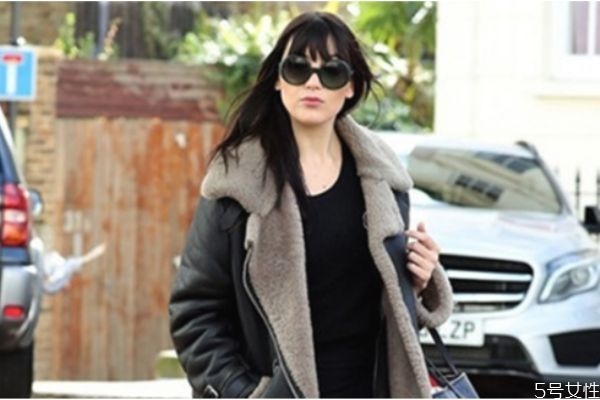 羊羔毛外套適合多少溫度穿 羊羔毛和羊剪絨一樣嗎 羊羔毛外套適合多少溫度穿 羊羔毛和羊剪絨一樣嗎