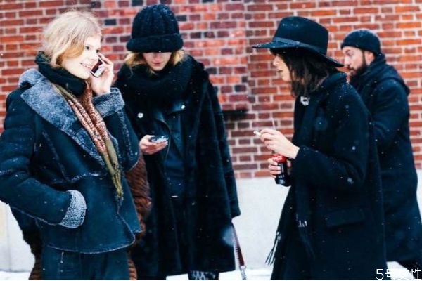 羊羔毛外套適合胖mm嗎 胖人穿什么羊毛羔外套顯瘦 羊羔毛外套適合胖mm嗎 胖人穿什么羊毛羔外套顯瘦