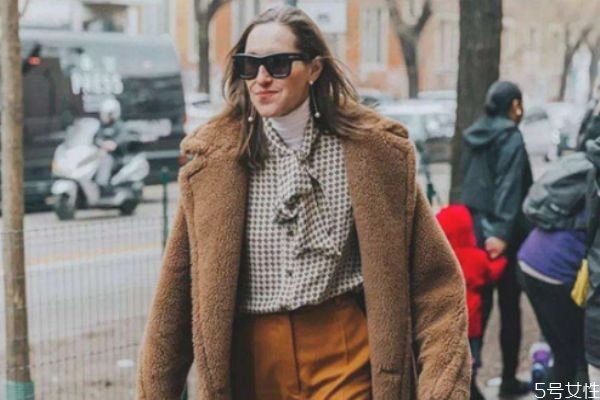 羊羔毛塌毛了怎么辦 如何鑒別羊羔毛的真假 羊羔毛塌毛了怎么辦 如何鑒別羊羔毛的真假