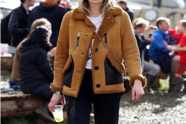 羊羔毛外套配什么褲子好看 羊羔毛外套搭配禁忌 羊羔毛外套配什么褲子好看 羊羔毛外套搭配禁忌