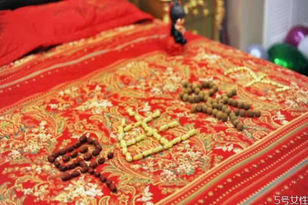 結(jié)婚床上放哪些東西好 結(jié)婚床上應(yīng)該放什么 結(jié)婚床上放哪些東西好 結(jié)婚床上應(yīng)該放什么