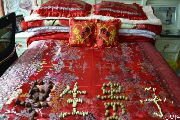 結(jié)婚床上放哪些東西好 結(jié)婚床上應(yīng)該放什么 結(jié)婚床上放哪些東西好 結(jié)婚床上應(yīng)該放什么