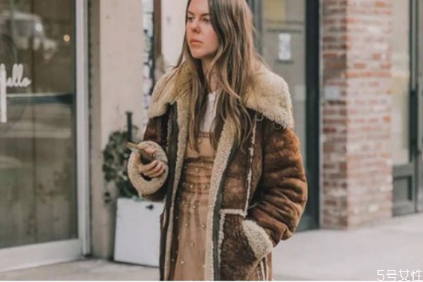 羊羔毛外套配什么褲子好看 羊羔毛外套搭配禁忌 羊羔毛外套配什么褲子好看 羊羔毛外套搭配禁忌