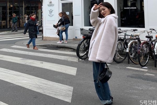 羊羔毛外套適合胖mm嗎 胖人穿什么羊毛羔外套顯瘦 羊羔毛外套適合胖mm嗎 胖人穿什么羊毛羔外套顯瘦