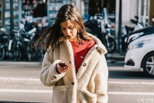 羊羔毛塌毛了怎么辦 如何鑒別羊羔毛的真假 羊羔毛塌毛了怎么辦 如何鑒別羊羔毛的真假