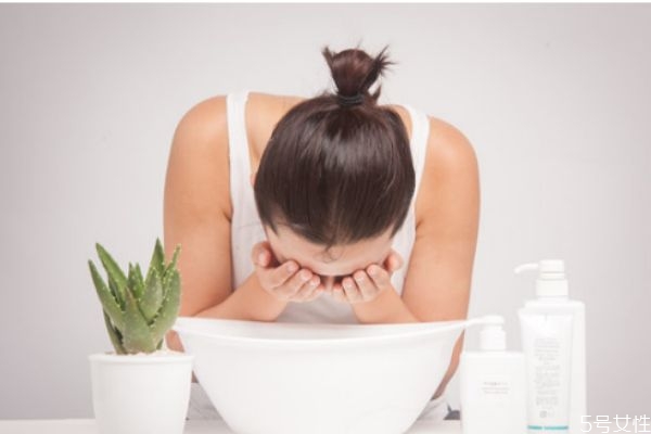 熱水洗臉毛孔會變大嗎 熱水洗臉和冷水洗臉的區(qū)別 熱水洗臉毛孔會變大嗎 熱水洗臉和冷水洗臉的區(qū)別