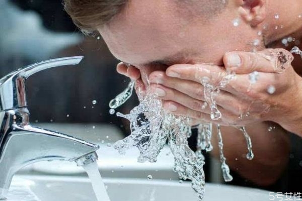 冷水洗臉能防止皺紋嗎 冷水洗臉有什么好處呢 冷水洗臉能防止皺紋嗎 冷水洗臉有什么好處呢