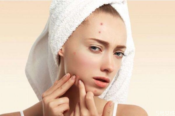 下巴為什么經(jīng)常長閉口呢 下巴長閉口的原因有什么呢 下巴為什么經(jīng)常長閉口呢 下巴長閉口的原因有什么呢