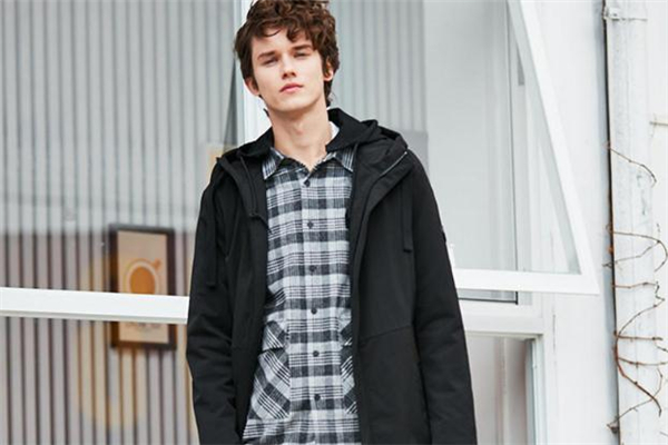 男生風(fēng)衣里面搭配什么衣服好看 男生風(fēng)衣里面怎么搭配 男生風(fēng)衣里面搭配什么衣服好看 男生風(fēng)衣里面怎么搭配