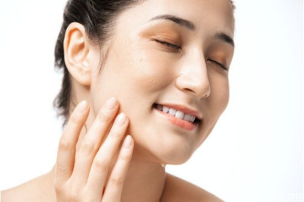 熱水洗臉為什么會(huì)有皺紋 用什么溫度水洗臉最好 熱水洗臉為什么會(huì)有皺紋 用什么溫度水洗臉最好