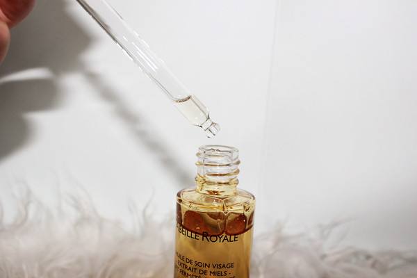 嬌蘭復原蜜和精華的區(qū)別 嬌蘭復原蜜油嗎 嬌蘭復原蜜和精華的區(qū)別 嬌蘭復原蜜油嗎