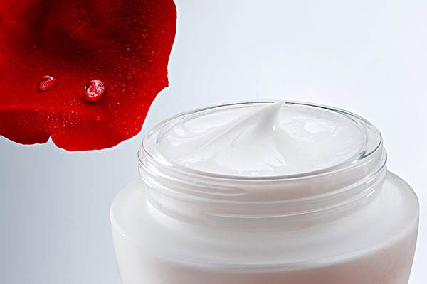 潤膚露和潤膚油有什么區(qū)別呢 潤膚油適合什么人用 潤膚露和潤膚油有什么區(qū)別呢 潤膚油適合什么人用