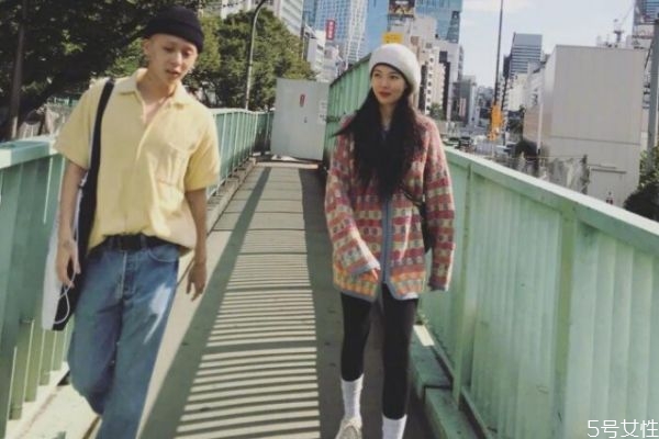 女人撒嬌說明什么意思 女人撒嬌的表現(xiàn)有哪些 女人撒嬌說明什么意思 女人撒嬌的表現(xiàn)有哪些