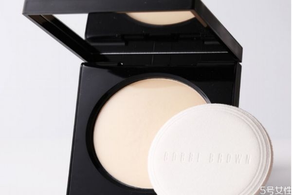 bobbi brown羽柔蜜粉餅怎樣 芭比波朗羽柔蜜粉餅好用嗎 bobbi brown羽柔蜜粉餅怎樣 芭比波朗羽柔蜜粉餅好用嗎