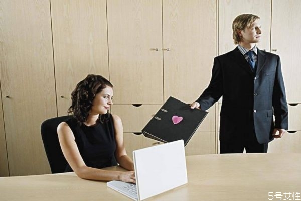 什么是辦公室戀情呢 應(yīng)不應(yīng)該發(fā)展辦公室戀情呢 什么是辦公室戀情呢 應(yīng)不應(yīng)該發(fā)展辦公室戀情呢