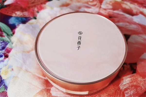 花西子散粉和卡姿蘭散粉哪個好 花西子散粉2號和3號區(qū)別 花西子散粉和卡姿蘭散粉哪個好 花西子散粉2號和3號區(qū)別