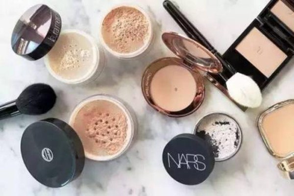 散粉和蜜粉怎么用 散粉、蜜粉和粉餅有什么區(qū)別 