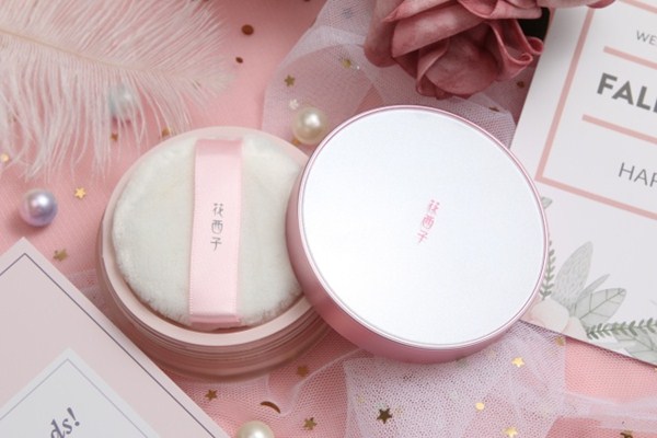 珠光散粉和啞光的有什么區(qū)別 散粉定妝后為什么浮粉 珠光散粉和啞光的有什么區(qū)別 散粉定妝后為什么浮粉