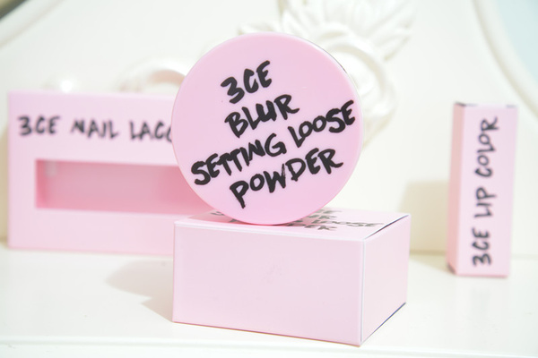 珠光散粉和啞光的有什么區(qū)別 散粉定妝后為什么浮粉 珠光散粉和啞光的有什么區(qū)別 散粉定妝后為什么浮粉