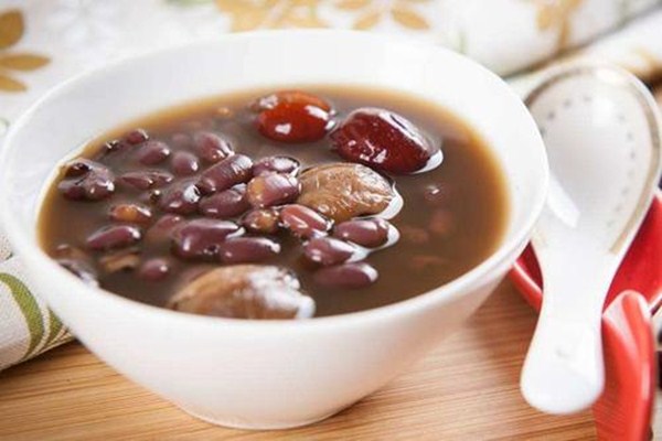 女生手腳冰涼是宮寒嗎 宮寒是怎么引起的 女生手腳冰涼是宮寒嗎 宮寒是怎么引起的