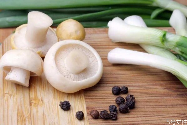 什么是口蘑呢 口蘑有什么營(yíng)養(yǎng)價(jià)值呢 什么是口蘑呢 口蘑有什么營(yíng)養(yǎng)價(jià)值呢