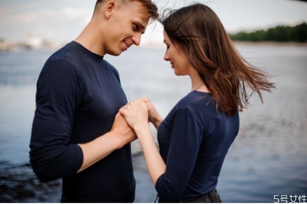 怎么讓男人忘記前女友 讓男朋友忘記前女友的方法 怎么讓男人忘記前女友 讓男朋友忘記前女友的方法