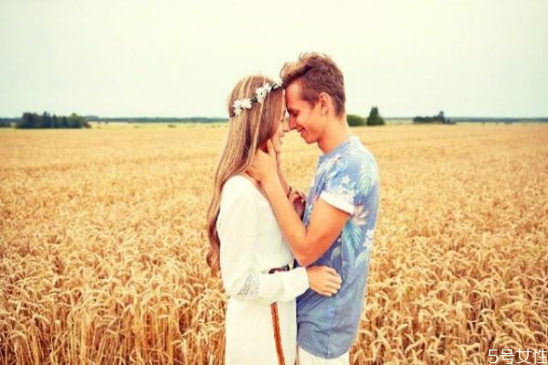 接吻的時候女生該怎么做 第一次戀愛如何接吻 接吻的時候女生該怎么做 第一次戀愛如何接吻