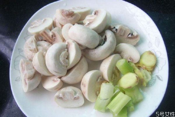 口蘑應該怎么挑選呢 口蘑的保質期大概是多久呢