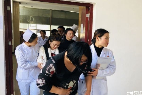 食物中毒的癥狀有什么呢 為什么會食物中毒呢 食物中毒的癥狀有什么呢 為什么會食物中毒呢