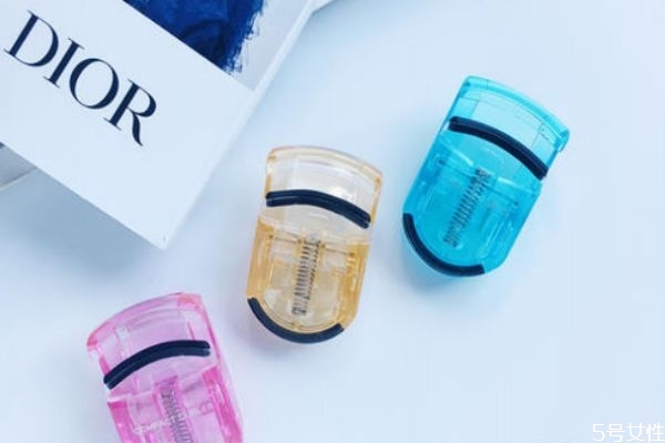 睫毛短能用睫毛夾嗎 睫毛夾能夾下睫毛嗎 睫毛短能用睫毛夾嗎 睫毛夾能夾下睫毛嗎