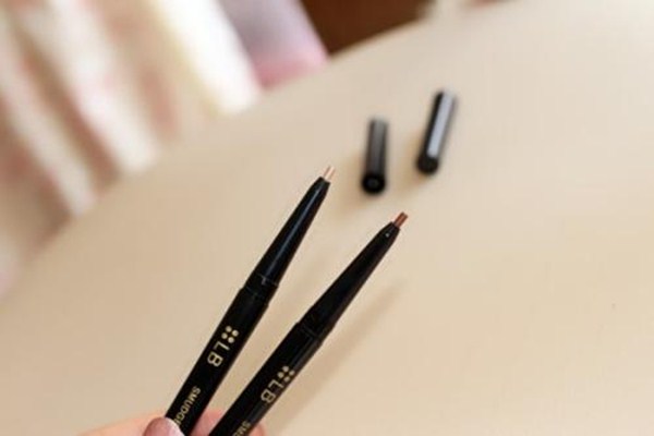 眼線筆的成分有哪些 怎么根據(jù)膚質(zhì)選眼線筆顏色 眼線筆的成分有哪些 怎么根據(jù)膚質(zhì)選眼線筆顏色