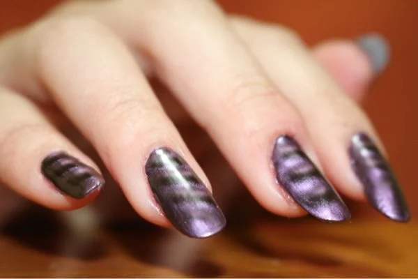 指甲油和印花油有什么區(qū)別 指甲油不卸可以繼續(xù)涂嗎 指甲油和印花油有什么區(qū)別 指甲油不卸可以繼續(xù)涂嗎