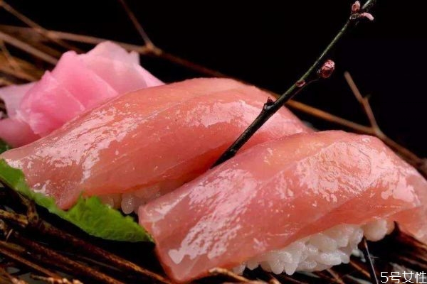 金槍魚(yú)可以生吃嗎 金槍魚(yú)生吃要注意什么呢 金槍魚(yú)可以生吃嗎 金槍魚(yú)生吃要注意什么呢