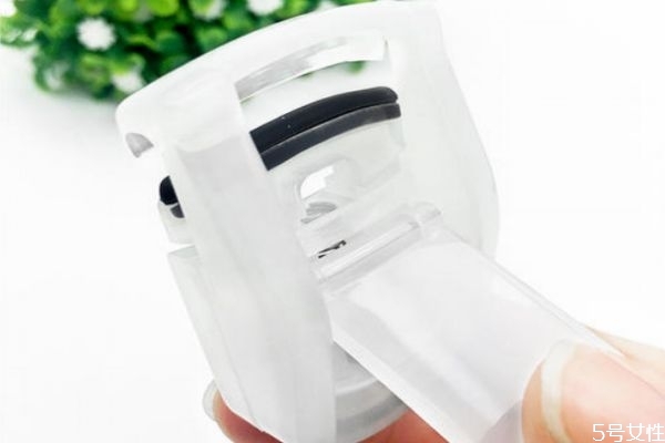 睫毛短能用睫毛夾嗎 睫毛夾能夾下睫毛嗎 睫毛短能用睫毛夾嗎 睫毛夾能夾下睫毛嗎