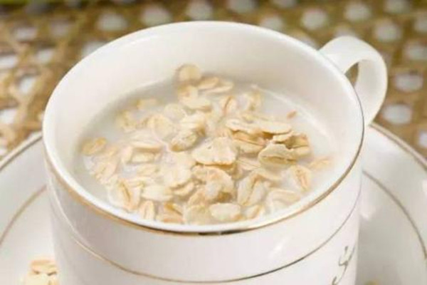 吃燕麥片最簡(jiǎn)單的方法是什么 燕麥片能生吃嗎 吃燕麥片最簡(jiǎn)單的方法是什么 燕麥片能生吃嗎