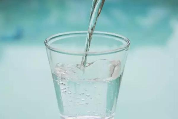 早上喝冰水對身體好嗎 早上喝水要注意什么 早上喝冰水對身體好嗎 早上喝水要注意什么