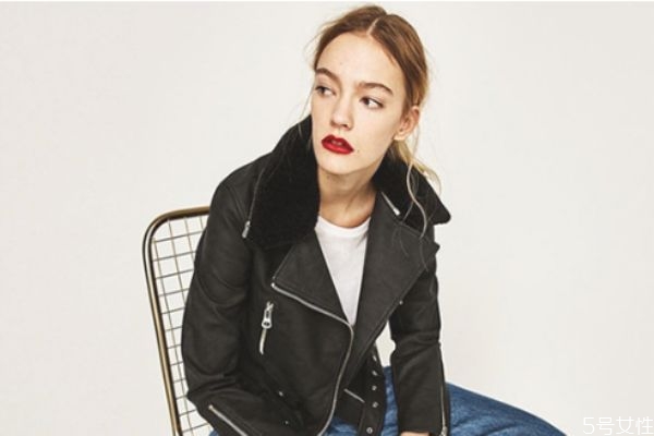 羊羔毛結(jié)塊了怎么辦 羊羔毛外套掉毛嚴重怎么辦 羊羔毛結(jié)塊了怎么辦 羊羔毛外套掉毛嚴重怎么辦