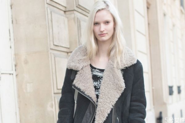 羊羔毛適合什么時(shí)候穿 羊羔毛適合什么人穿 羊羔毛適合什么時(shí)候穿 羊羔毛適合什么人穿