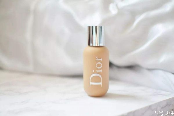 怎么化妝不浮粉卡粉 不浮粉不卡粉的小妙招 怎么化妝不浮粉卡粉 不浮粉不卡粉的小妙招