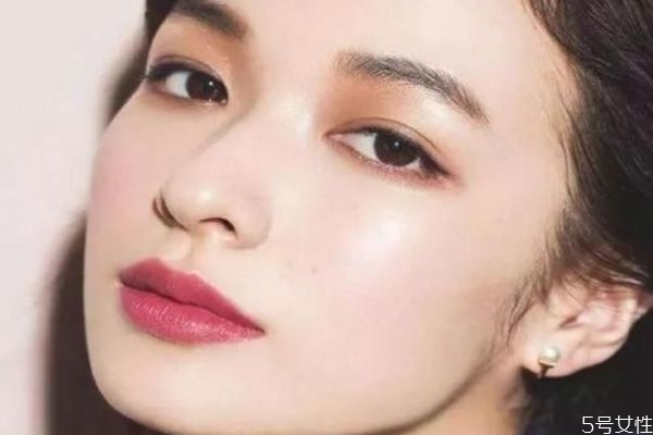 怎么畫眼妝顯得溫柔 如何畫一個溫柔的妝 怎么畫眼妝顯得溫柔 如何畫一個溫柔的妝