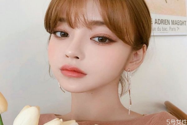 見長輩化什么眼影 見家長眼影妝容 見長輩化什么眼影 見家長眼影妝容