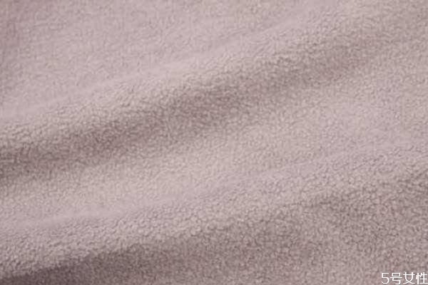 德絨和搖粒絨哪一個(gè)更保暖 搖粒絨和羽絨哪個(gè)保暖 德絨和搖粒絨哪一個(gè)更保暖 搖粒絨和羽絨哪個(gè)保暖