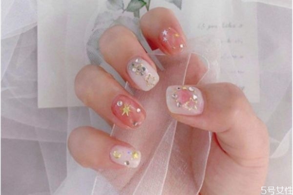 秋冬美甲選什么顏色 美甲選顏色有什么技巧 秋冬美甲選什么顏色 美甲選顏色有什么技巧