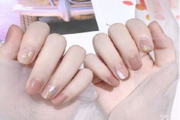 秋冬美甲選什么顏色 美甲選顏色有什么技巧 秋冬美甲選什么顏色 美甲選顏色有什么技巧