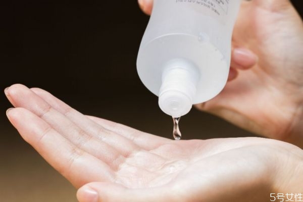 皮膚缺水的表現(xiàn)有什么呢 造成皮膚缺水的原因有什么呢 皮膚缺水的表現(xiàn)有什么呢 造成皮膚缺水的原因有什么呢