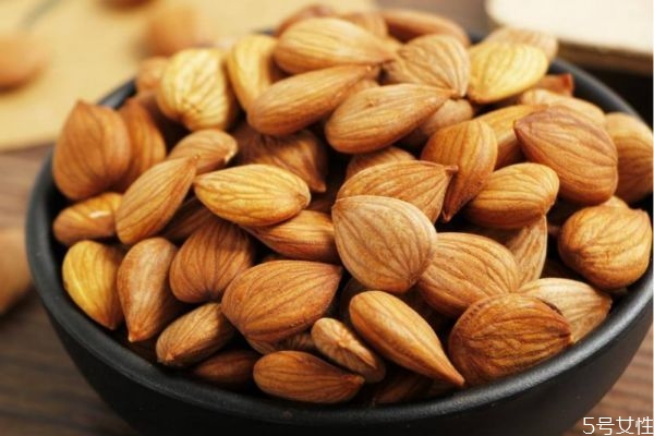 苦杏仁和甜杏仁怎么區(qū)分呢 苦杏仁市場價格是怎么樣的呢 苦杏仁和甜杏仁怎么區(qū)分呢 苦杏仁市場價格是怎么樣的呢